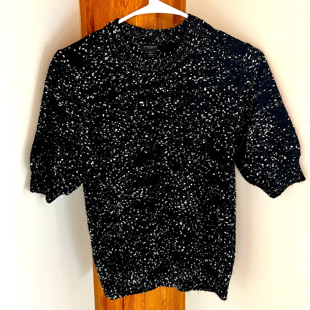 Short sleeve marled sweater.